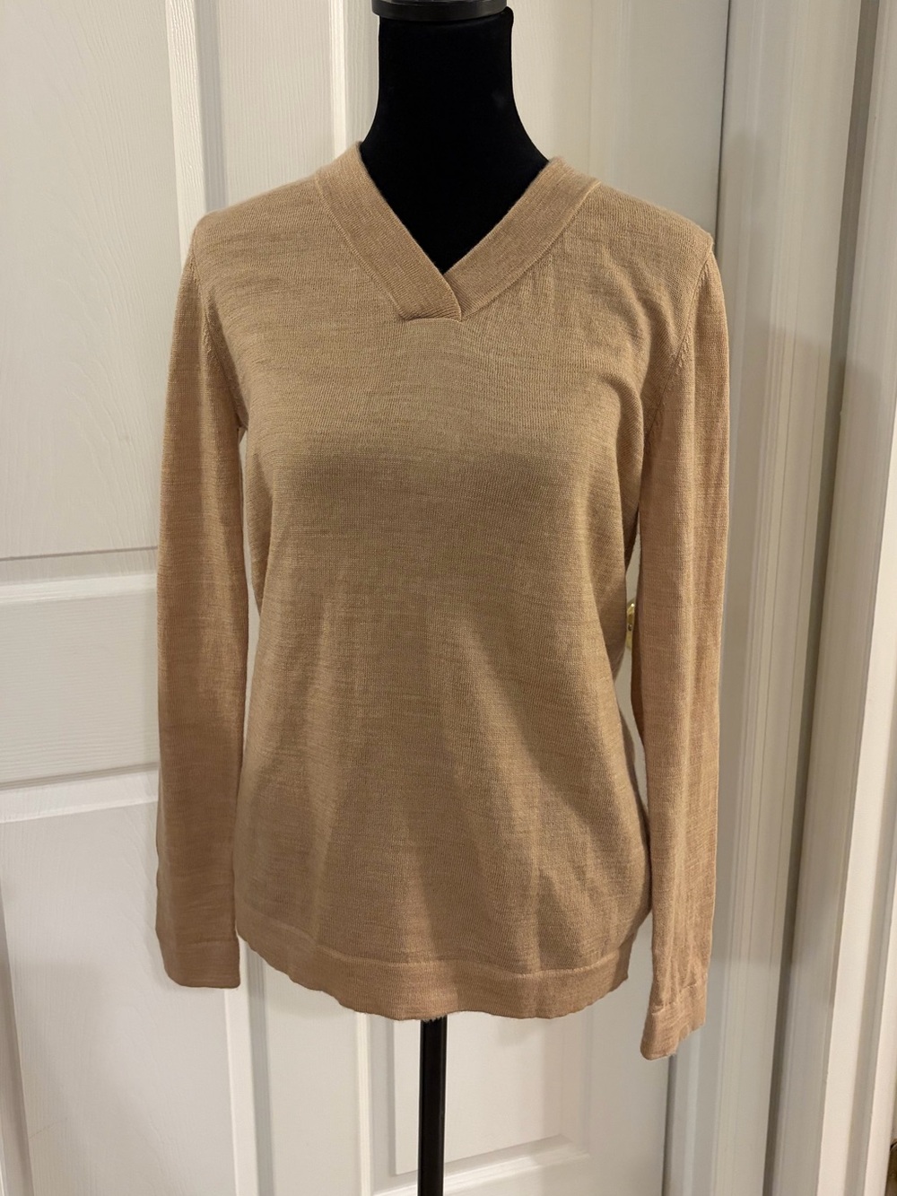 Orvis 100% Merino Wool Split V-Neck Sweater Women’s Beige Camel Fine Gauge XS